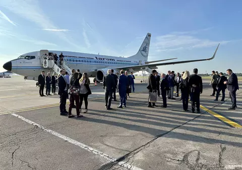 Aeroportul din Brașov, primul construit în ultimii 50 de ani în România, inaugurat azi de un zbor cu politicieni. Ce curse vor fi operate de aici