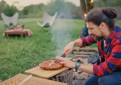 Cele mai bune rețete, gătite la foc deschis. Chef Alex Petricean îți aduce Memoria gustului de vară și te invită „Pe urmele focului”, alături de PENNY