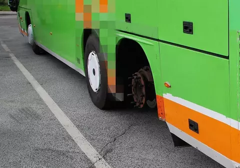 Un șofer român a fost prins că aducea 10 oameni din Germania în România într-un autocar fără o roată
