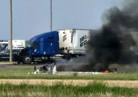 15 morți în Canada, în cel mai grav accident rutier din ultimii ani. Un autocar în care erau vârstnici, impact frontal cu un camion