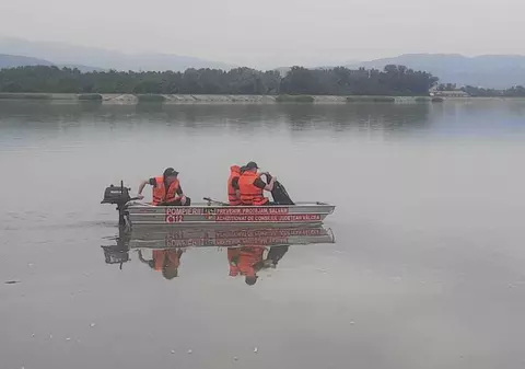 Un tânăr căutat într-un baraj din Vâlcea de zece pompieri cu bărci cu sonar și de scafandri a fost găsit în fața blocului