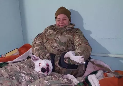Povestea Tetianei, cel mai vârstnic membru al batalionului Azov: „«Tu, babușco, de ce ai venit la război?», m-au întrebat după ce m-au luat prizonieră. Greșit, războiul a venit la mine”