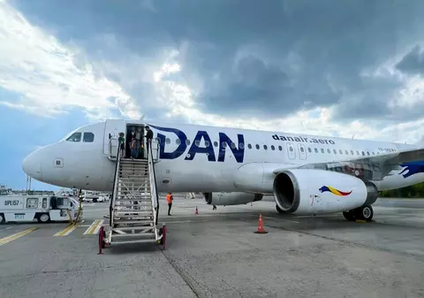 Zbor de pe aeroportul din Brașov, întârziere de 10 ore din cauza unei roți dezumflate și înlocuite de la București. „Numai drumul pe Valea Prahovei a durat 5 ore”