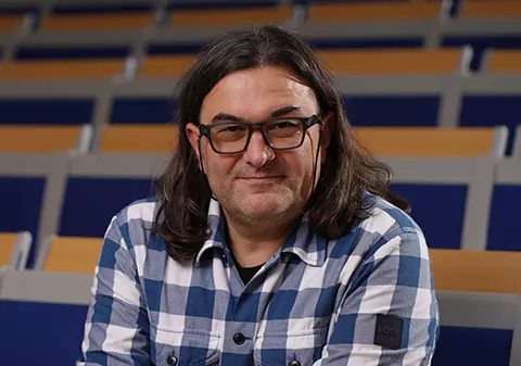 Fostul prodecan al Facultății de Jurnalism, Dan Podaru, susține că demiterea sa este una abuzivă și că o va contesta: Contractele și parteneriatele de care sunt acuzat sunt semnate și de rector 