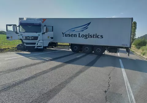 Trafic blocat pe DN2 în Bacău, după un accident între un autocamion și un taxi