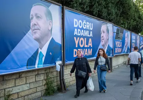 Un adolescent a fost arestat în Turcia pentru că a desenat „o mustață ca a lui Hitler” pe un afiș electoral cu Erdogan