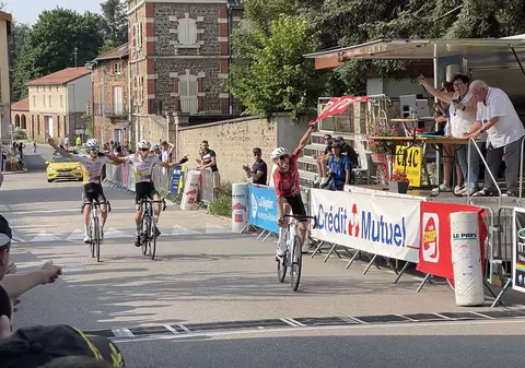 Momentul în care doi cicliști care se pregăteau să treacă la braț linia de sosire sunt învinși de un rutier apărut de nicăieri: „Ne-a servit o lecție”