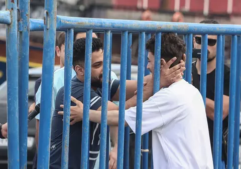 Revederea emoționantă a unui supraviețuitor al naufragiului din Grecia cu fratele său. Operațiunile de căutare continuă