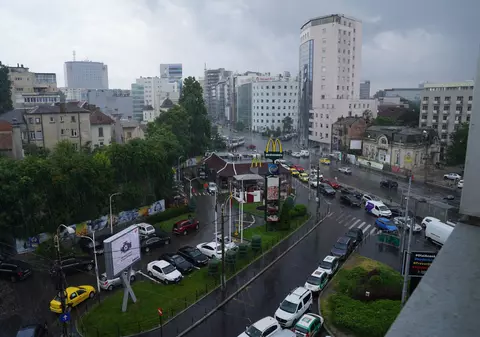 Furtuni violente în București și județul Ilfov: mai mulți copaci, doborâți de vânt. Aproape toată țara, vizată de o alertă meteo