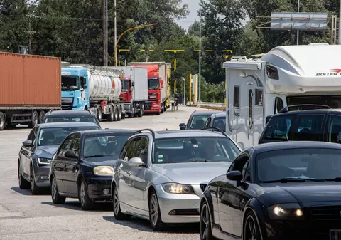 Turiștii români care intră pe cale rutieră în Grecia se confruntă cu cozi de nouă ore la unele puncte de frontieră: „Rușine, inacceptabil”