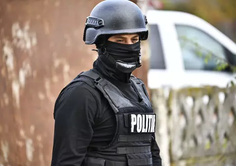 Un bărbat din Roman și-a sechestrat în casă soția și cei doi copii și i-a amenințat pe polițiști cu un cuțit