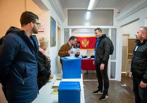 INVESTIGAȚIE JURNALISTICĂ: Țara unde, ca și în România, se angajează mii de oameni la stat, în vederea alegerilor