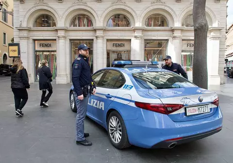 Un bărbat a fost arestat în Italia după ce i-a smuls cu dinții urechea unui trecător pentru că s-a uitat pe stradă după soția lui