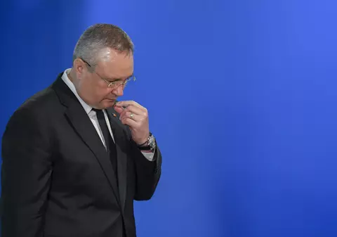 „Trădătorule! Ne bagi în război!”. Nicolae Ciucă, admonestat de către un bărbat în timp ce mergea, pe jos, alături de liderii PNL, spre sediul Guvernului