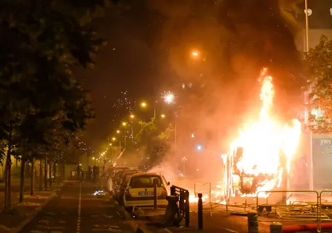 A doua noapte de proteste violente în Paris, după ce poliția a ucis un adolescent de origine algeriană