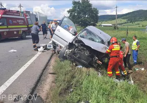 Trei victime, după ce un TIR s-a ciocnit cu o autoutilitară, în Mureș. A intervenit și elicopterul SMURD