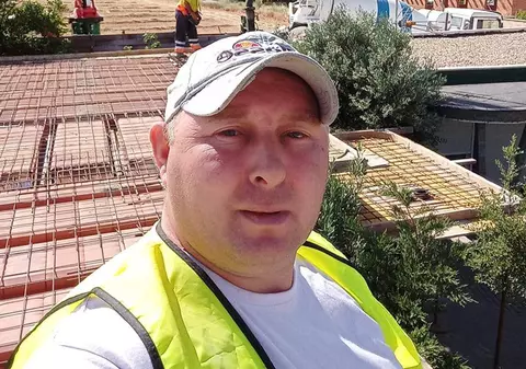 Suspectul căutat în cazul fetiței ucise și ascunse în canapea a fost cercetat 4 ani de procurori pentru că a bătut o altă fată, până a băgat-o în spital. Cum a scăpat necondamnat