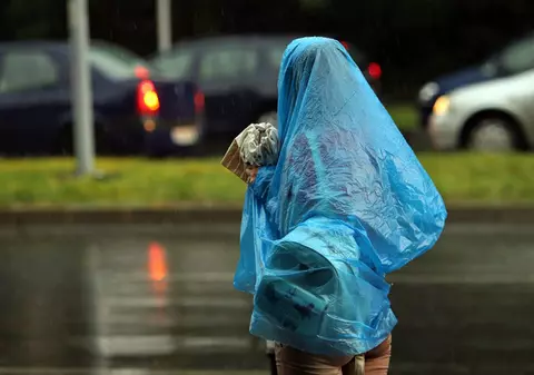 Cod galben de ploi și vijelii în 12 județe din nordul și vestul țării până miercuri dimineață