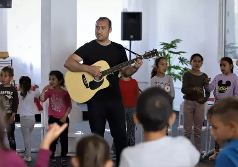 REPORTAJ. Un polițist din Mureș a pus mâna pe chitară, ca să le arate copiilor drumul cel bun: „Planul e să învețe o limbă străină, să cânte la un instrument, să scrie”
