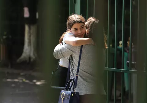 Foști elevi îi învață pe elevii de azi cum să-și gestioneze emoțiile de la Evaluarea Națională și Bac. De la exerciții de respirație la cum și cât să învețe