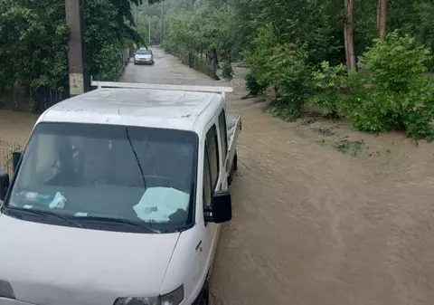 Localități din Argeș și Dolj, lovite de inundații. Două femei au rămas blocate într-o mașină din cauza apelor