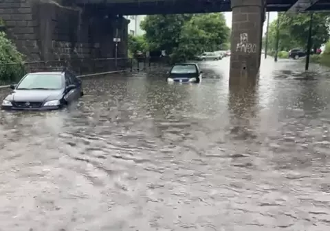 Case și străzi inundate la Timișoara, după o rupere de nori. Apa a ajuns și în subsolul Spitalului de Boli Infecțioase „Victor Babeș”