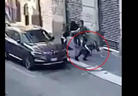 Un român a lăsat lat un polițist italian cu un singur pumn, pe stradă. Apoi a lovit și o polițistă, bătaia a fost filmată