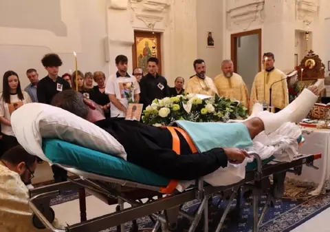 Un tată român care și-a văzut fiul murind a fost adus pe targă la înmormântarea băiatului lui de 20 de ani, în Italia