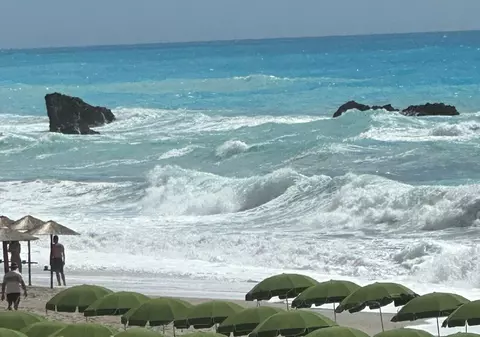 Un român a fost luat de valuri de pe o plajă din Lefkada, în timp ce făcea selfie-uri cu soția lui. Bărbatul a murit înecat