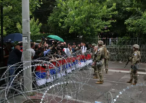 Eforturi pentru dezamorsarea crizei din Kosovo, în vreme ce NATO trimite mai mulți militari pentru a împiedica noi violențe