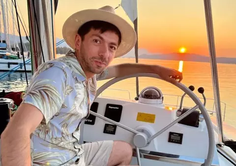 Mircea Bravo filmează „Moartea în vacanță”, al treilea lungmetraj din carieră, în Grecia. Cine interpretează personajele principale