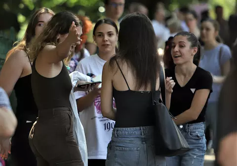 15 miniștri ai educației în 12 ani de școală. Cum îi afectează pe elevi schimbările politice și mediul în care învață