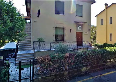 Un hoț surprins în timpul unui jaf a rupt-o la fugă, a sărit un gard și s-a trezit chiar în sediul poliției, în Italia