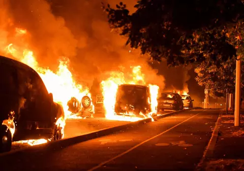 Franța: folosirea armei în cazul tânărului ucis de poliție nu a fost justificată, spune procurorul. 40.000 de polițiști, mobilizați după noi violențe