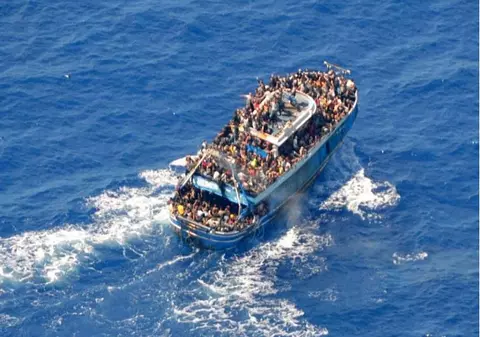 Tragedia din Mediterana. BBC: datele de navigație contrazic Atena, sugerează că vasul cu migranți nu s-a mișcat cu orele înainte de a se scufunda