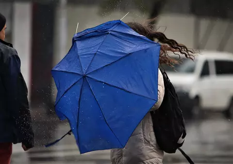 Avertizare meteo de ploi și vânt puternic în mare parte din țară, în următoarele zile. Sunt anunțate ploi și în București