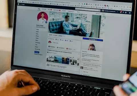 Poți fi dat afară pentru postările de pe Facebook? Ce spune legea