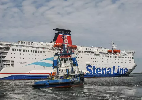 Un băiețel de 7 ani a căzut în Marea Baltică de la bordul unui feribot, mama lui a sărit după el. Recuperați și cu ajutorul NATO, cei doi au murit la spital