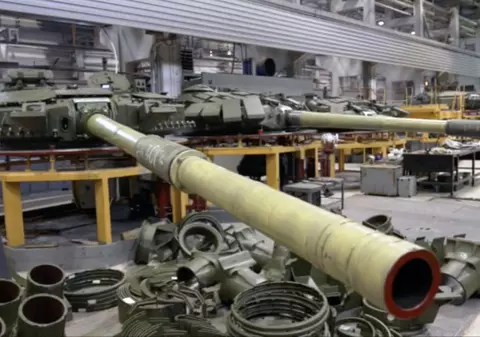 Rusia a ajuns să cumpere propriile piese militare exportate în Asia, pentru a-și moderniza tancurile vechi din depozite