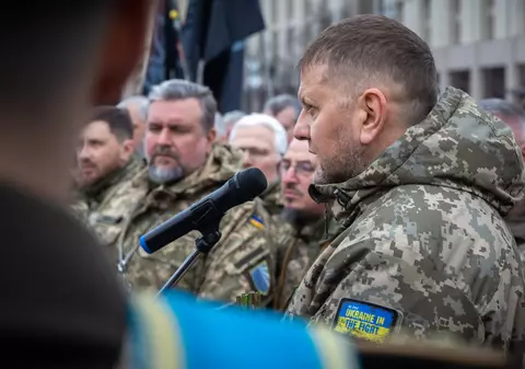 Primele apariții publice ale generalilor Budanov și Zalujnîi, după ce propaganda rusă i-a dat grav răniți. Insigna cu Baby Yoda face furori pe internet