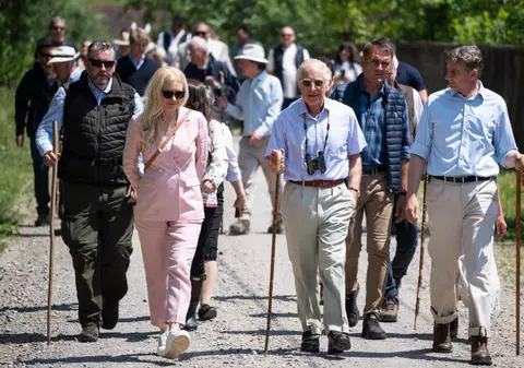 Regele Charles, înconjurat de turiști și în ultima zi petrecută în Valea Zălanului. Ce cadouri a primit