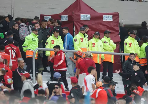 Un spectator a murit, după ce a căzut din tribună în timpul unui meci în Argentina. Jocul a fost anulat