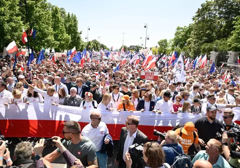 Protest antiguvernamental masiv la Varșovia. Donald Tusk: „Democraţia nu va muri în Polonia”