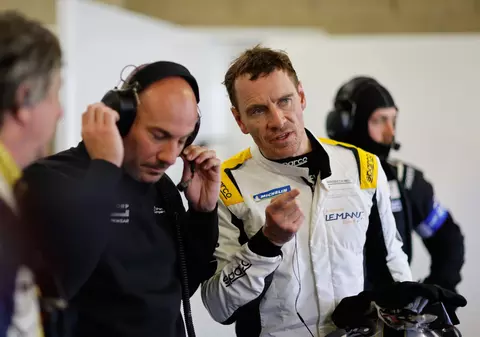 Actorul Michael Fassbender, accident spectaculos în cursa de 24 de ore de la Le Mans - VIDEO