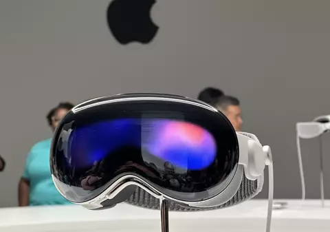 Apple renunță discret la căștile de realitate virtuală Vision Pro din cauza vânzărilor slabe. Dispozitivul emblematic va fi scos din producție, apare o versiune ieftină