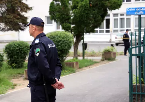 Atac armat într-o școală din Bosnia. Un băiat de 14 ani a împușcat un profesor