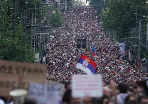 Protest cu zeci de mii de oameni la Belgrad, după atacurile armate de acum mai bine de o lună. „Serbia împotriva violenţei”
