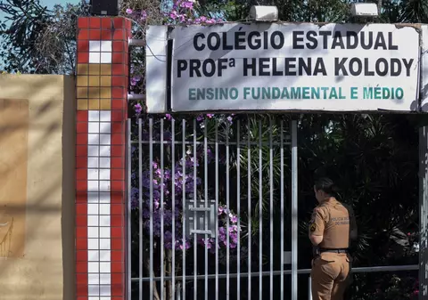 O elevă a fost ucisă, după un atac armat comis de un fost absolvent într-un liceu din Brazilia. Tânărul a fost dezarmat de un profesor