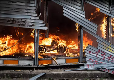 Haos pentru a treia noapte în Franța, după ce un polițist a ucis un adolescent. 400 de arestări și restricții de circulație în mai multe orașe