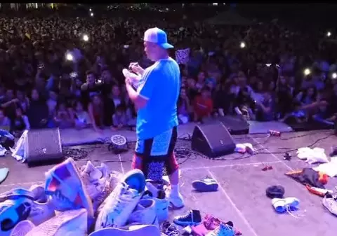 Reacția lui Puya după ce fanii au aruncat cu tricouri și pantofi pe scenă, la concertul lui din Bârlad: „Oamenii mă susțin, se gândesc la mine”